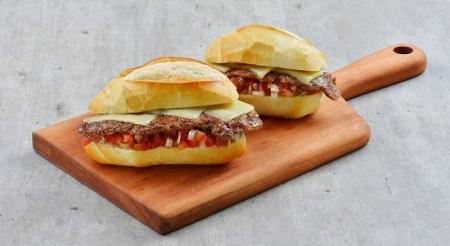 Sanduíche na churrasqueira com pão de sal